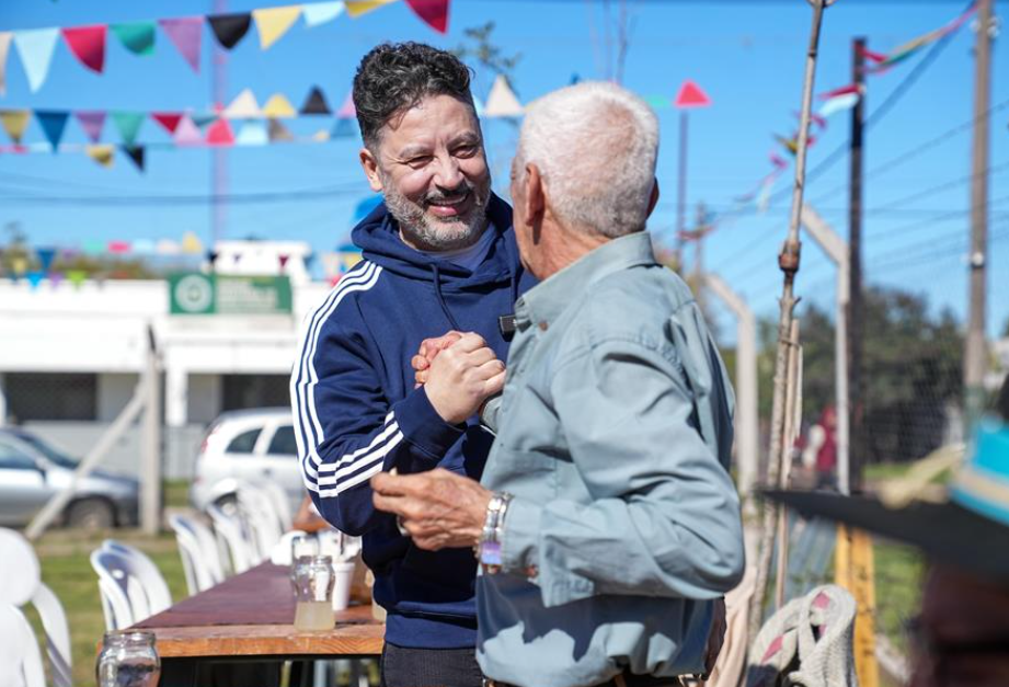 MENÉNDEZ COMPARTIÓ UN ENCUENTRO CON JUBILADOS DE MERLO