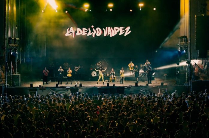 LA DELIO VALDEZ LLEVA SU CUMBIÓN A VILLA BALLESTER EN SU GIRA POR EL CONURBANO