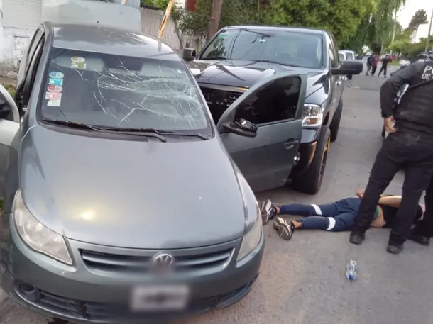 PERSECUCIÓN Y ARRESTO EN EL PALOMAR: DOS HOMBRES CAEN A BORDO DE UN VEHÍCULO ROBADO